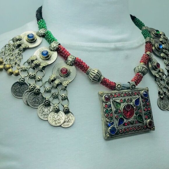Green and Red Beaded Necklace With Vintage Coins and Big Pendant Antique Tribal - Picture 6 of 12
